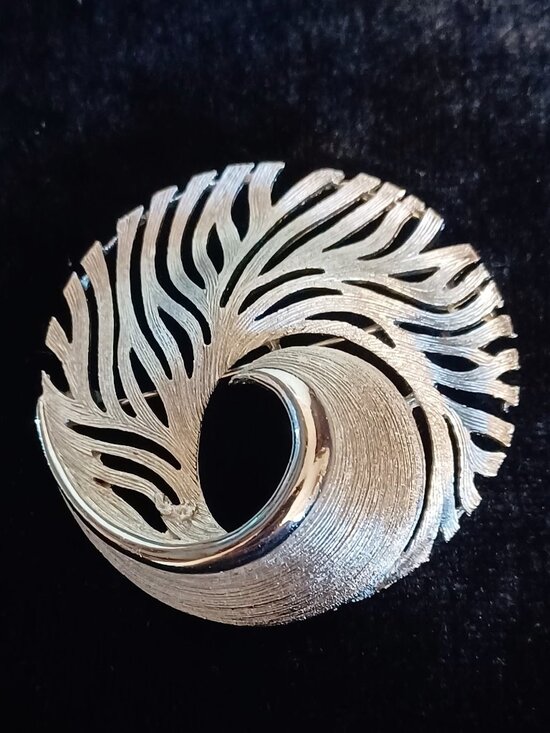 Jewelry - Classic Silver-Tone Brooch Vintage